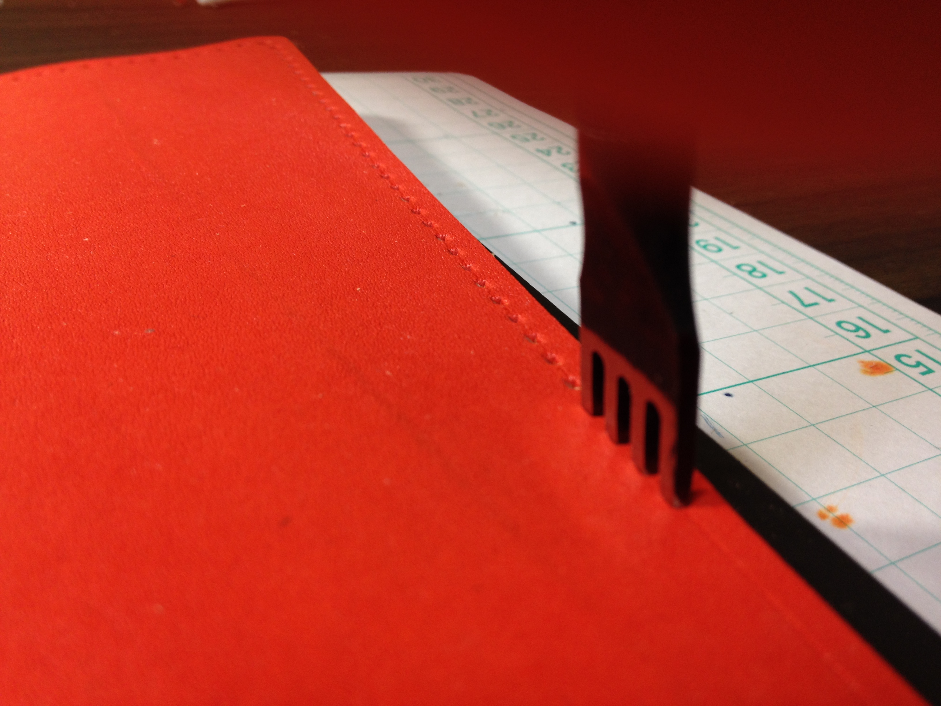 レザークラフトで 自作した型紙を元に名刺入れを作った 初心者の革細工